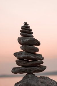 image de pierres superposées en équilibre