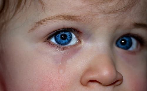 regard jeune enfant en pleurs